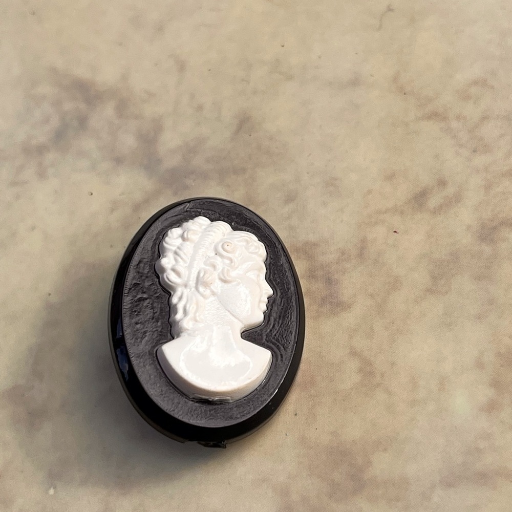 Vintage Black & Creamy Ivory Celluloid Carved Cameo Brooch Estate Victorian Pin - Picture 6 of 6